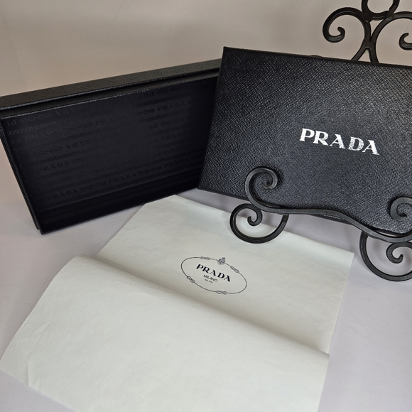 Prada Gift Box With Tissue Paper 8 1/2" x 5" - Picture 1 of 6